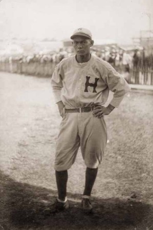 Posteriormente famoso como árbitro (umpire), Raúl "El Chino" Atán posa con el uniforme de los Leones del Habana antes de un partido de la campaña regular en elAlmendares Park.
