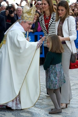 Las niñas recibieron la bendición este domingo de Pascua.