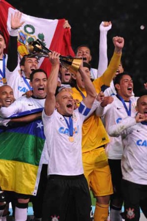 16 DE DICIEMBRE: El club brasileño Corinthians venció 1-0 al Chelsea inglés y se llevó el trofeo de la final del Mundial de Clubes.