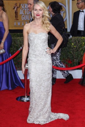 Naomi Watts presume un modelo largo con escote strapless y encaje.