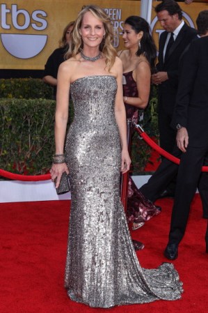 Helen Hunt se decantó por un modelo plateado y todos los accesorios del mismo tono.