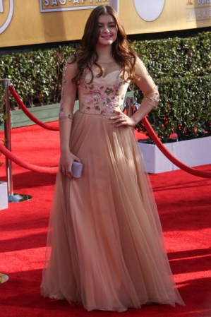Ariel Winter se decantó por un modelo más romántico, compuesto por una falda de tul larga y pedrería en el escote.