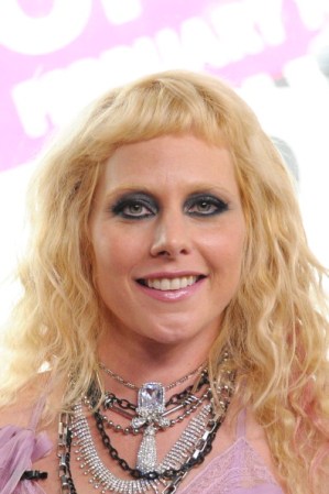 Por nada del mundo sobrecargues tu maquillaje, a menos que lo quieras asustar. Meital Dohan además de usar demasiado delineador en sus ojos, se colgó cuantos collares pudo.