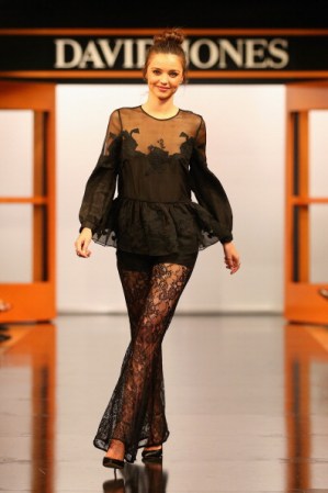 No abuses de ninguna tendencia, las transparencias y el encaje son muy femeninos, pero cuando se combinan con estilo. Miranda Kerr desfiló en un pantalón de encaje completo y blusa con transparencias. ¡Es válido puesto que estaba en una pasarela!
