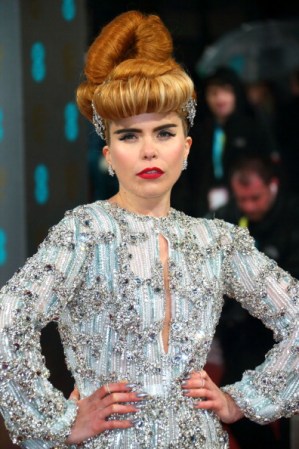 Olvídate de los peinados excéntricos, a Paloma Faith se le pasa porque es una celebridad pero a ti nunca si el propósito de tu look es lucir hermosa para él.