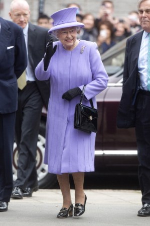 La reina Elizabeth II celebró su 60 aniversario de acceso al trono, es patrona de más de 600 organizaciones benéficas y de otros tipos, su reinado se caracteriza por una importante gestión de unificación nacional.
