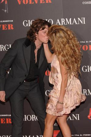 La chica dorada Paulina Rubio dandole un cariñoso beso a su esposo Colate.