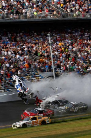 El bólido del novato Kyle Larson salió disparado hacia la reja que separa la pista de los asientos.