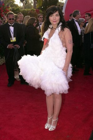 Siempre recordaremos a Bjork en un vestido de ganso de Marjan Pejoski.