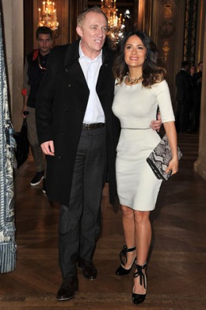 Salma Hayek y su esposo, el empresario francés Francois-Henri Pinault, asisten al desfile de Stella McCartney en la Semana de la Moda de París el 5 de marzo de 2012.