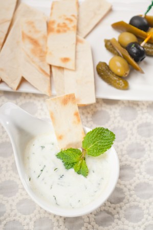 Yogurt: las bacterias que contiene equilibran la flora intestinal y evitan fermentaciones indeseadas, eliminando residuos perjudiciales.