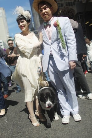 También trajes sastres en colores pastel, muy propios de domingo de Pascua, hicieron su aparición en las calles.