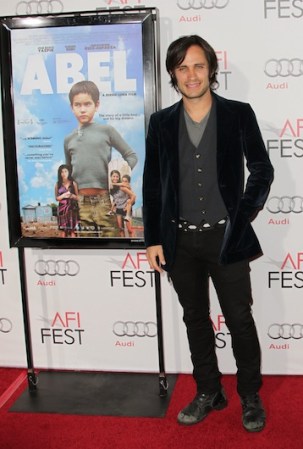 Diego Luna posa durante una proyección de su filme Abel con mucho estilo, eso sí el zapato desgastado es ya parte de su personalidad.