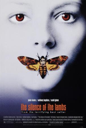 14. The silence of the lambs. Una obra maestra de la retórica, el rostro de Jodie Foster en primer plano con una mariposa en lugar de su boca. Tonos grises y azulados confieren la misma atmósfera que se respira en el film.