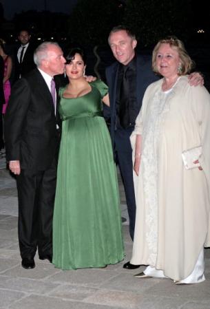 En la imagen, se le ve compartiendo en mayo de 2007 con la familia de Francois-Henri Pinault en Venecia, Italia, en avanzado estado de gestación.