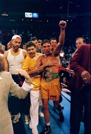 Oscar De La Hoya saborea la gloria de su triunfo contra Camacho.