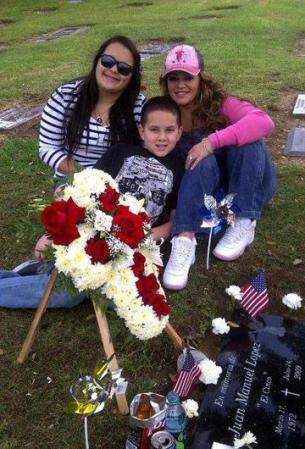 Jenni Rivera, Jenicka y Johnny, visitan la tumba de su ex esposo fallecido Juan Manuel López.