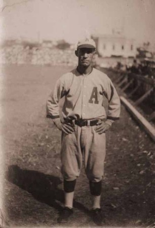 Eusebio González estuvo entre los primeros 15 peloteros cubanos que vistieron un uniforme de Grandes Ligas antes de 1920. La imagen data de alrededor de 1923 en el Almendares Park de La Habana.