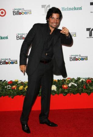 2008. Elmer Figueroa, más bien conocido como "Chayanne" casi siempre se atavía de negro para esta gala. Su encanto radica en que siempre tiene una sonrisa para todos.