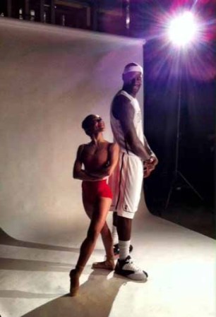 En una colaboración entre arte y deporte, el Miami Heat apoyó al Miami City Ballet con una sesión de fotos para colección que incluyó a los astros Dwyane Wade y Lebron James junto a las bailarinas Jeannete y Patricia Delgado.