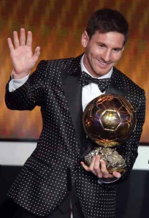 Lionel Messi volvió a engrandecer la historia del fútbol mundial al convertirse en el primer futbolista que gana cuatro veces seguidas el Balón de Oro al mejor jugador del año de la FIFA.