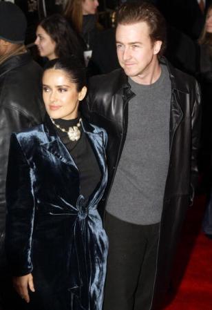 Salma Hayek junto a su entonces novio, el actor estadounidense Edward Norton, en el estreno de la película "25th Hour", en diciembre de 2002.