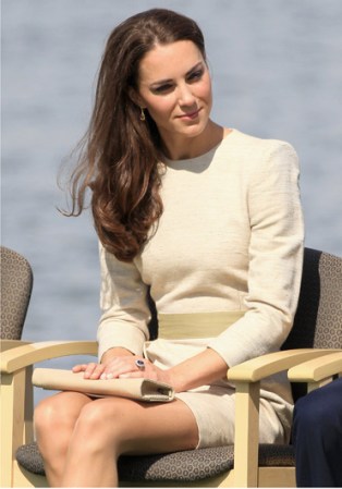 No cabe duda que los vestidos que elige Kate son distinguidos, recatados y modestos, sin embargo muchas veces no son lo suficientemente largos como para cubrir sus muslos.