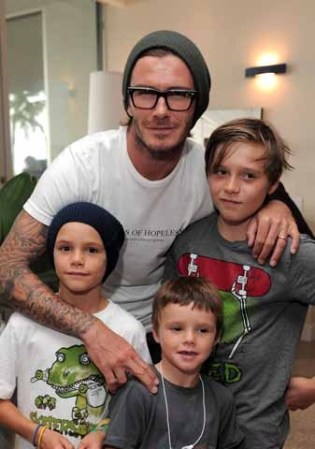 Este sexy futbolista es papa de tres hijos hermosos Romeo, Cruz, y Brooklyn Beckham