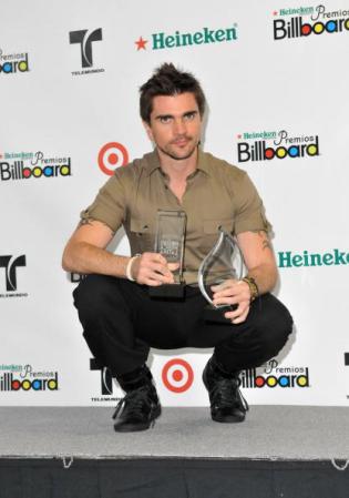 2008. El cantante colombiano Juanes, es uno de los más ovacionados por sus producciones, a las mujeres les encanta su voz pero además las deja boquiabiertas con los looks casuales de alfombra roja, nunca formal, pero aun así es de los más guapos.