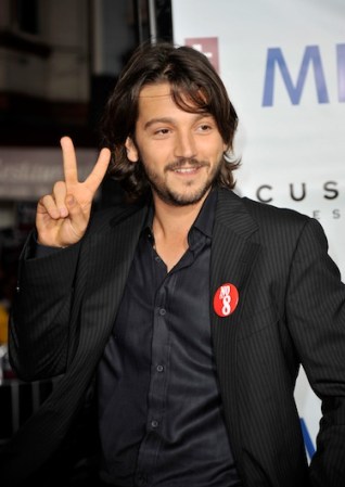Aquí en la premiere de Milk, aunque luce con el cabello y la barba desaliñada, el blazer y la camisa negra deasabotonada del cuello y sin corbata le sientan bastante bien.