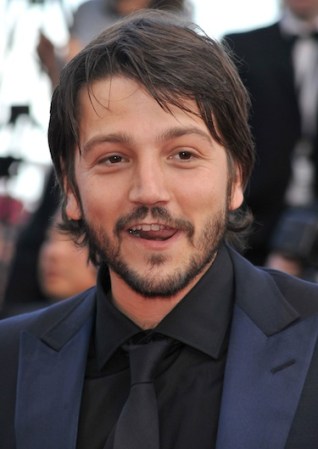También en Cannes, en ese mismo año, Diego Luna lució lo mejor posible y hasta corbata se puso.