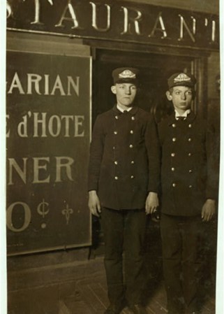 Dos niños "policías".