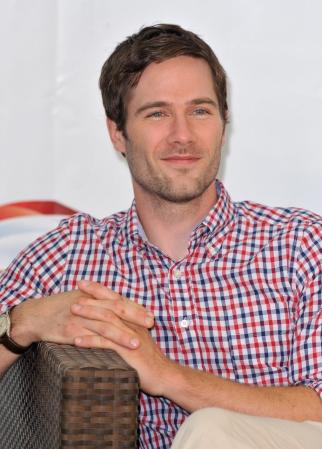 Luke Macfarlane, actor y cantante canadiense, participó en la serie "Brothers and Sisters".