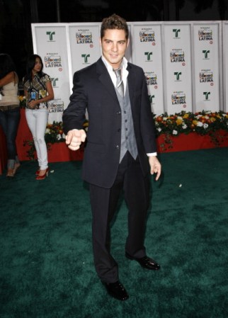 2007. Antes de que se dejará la melena larga y optara por sus looks excéntricos sobre el escenario, el cantante español David Bisbal lucía más varonil con el pelo corto. ¡Muchas señoritas lo elogiaron en esta entrega!