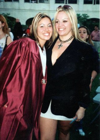 La diva de la banda, Jenni Rivera, junto a su hija Chiquis en su graduación.