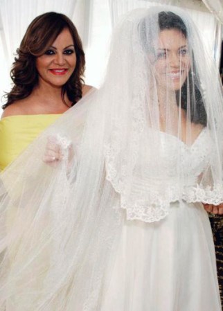 La diva de la banda, Jenni Rivera, prepara a su hija Jacqui el día de su boda.