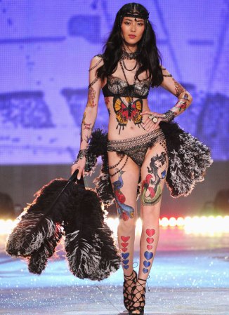 La modelo Liu Wen durante el Victoria's Secret Fashion Show en el Armory de Lexington Avenue, Nueva York.