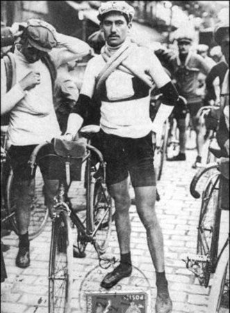 El francés Henri Pélissier fue ganador del Tour de 1923. Murió el 1 de mayo de 1935 a manos de su amante, quien usó la misma pistola que anteriormente había empleado la mujer del ciclista para suicidarse.