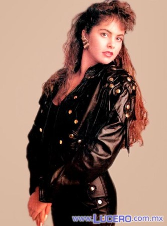 En 1990, Lucero protagoniza "Cuando llega el amor", su primera telenovela en la que interpreta a un personaje adulto. Aunado a la telenovela lanza el LP "Cuéntame", que llegó a vender más de 300,000 mil copias y del cual se desprendieron los sencillos como el que titula la misma producción y "Corazón a la deriva".