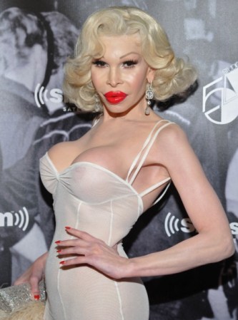 Amanda Lepore. Este ícono de la vida nocturna neoyorquina ha hecho de todo en su vida: desde dominatrix, modelo o cantante. Dijo que desde que nació siempre se sintió mujer y se sometió a una cirugía de reasignación de sexo a los 17 años.