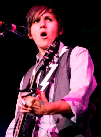 Lucas Silveira. Vocalista y guitarrista de la banda “The Cliks” dijo que a los 3 años sabía perfectamente lo que era: “Sabía que era un niño y le pedí a mi madre que me compre un pene como los que tenían mis hermanos”.