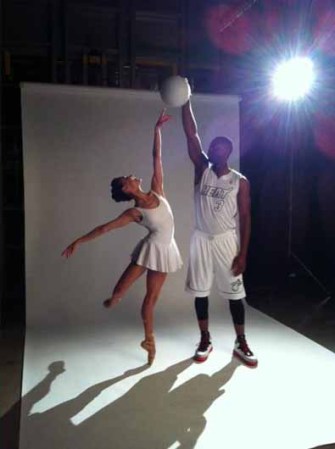 En una colaboración entre arte y deporte, el Miami Heat apoyó al Miami City Ballet con una sesión de fotos para colección que incluyó a los astros Dwyane Wade y Lebron James junto a las bailarinas Jeannete y Patricia Delgado.