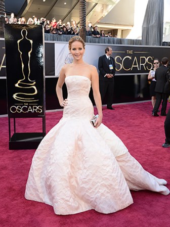 Jennifer Lawrence lució un vestido estilo campana en la ceremonia del 2013.