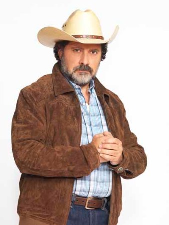 Javier Díaz Dueñas como Tomás 'El Tigre" Suárez, padre de Gabriela Suárez en "La Patrona".