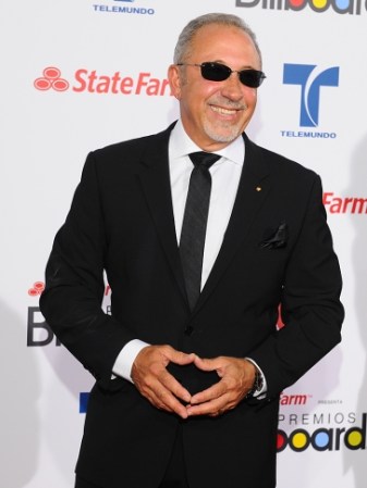 Emilio Estefan<br /><br />Otra luminaria en la alfombra roja de los Billboard, con un clásico traje negro con corbata al tono y camisa blanca.