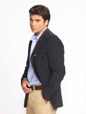 El actor cubano Jorge Luis Pila le da vida al protagonista de esta historia, Alejandro Beltrán, encargado de los negocios y ventas en el extranjero de la minería San Pedro, empresa propiedad de su madre, Antonia Guerra.