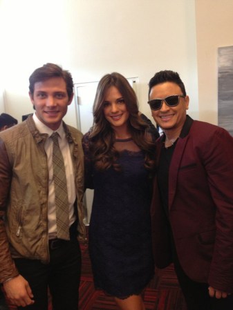 Los actores Gabriel Coronel y Sabrina Seara junto con el merenguero Elvis Crespo.