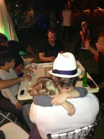 Noche de fiesta !!!! Domino!!! Y puerco asado!!!!, escribió en su Twitter, el actor cubano William Levy junto a esta imagen.