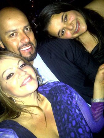 Jenni, Esteban y Jencka disfrutan un buen rato.