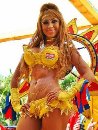 Llenas de alegría y a ritmo de tambores, varias chicas celebran durante el mes de la Independencia Dominicana.